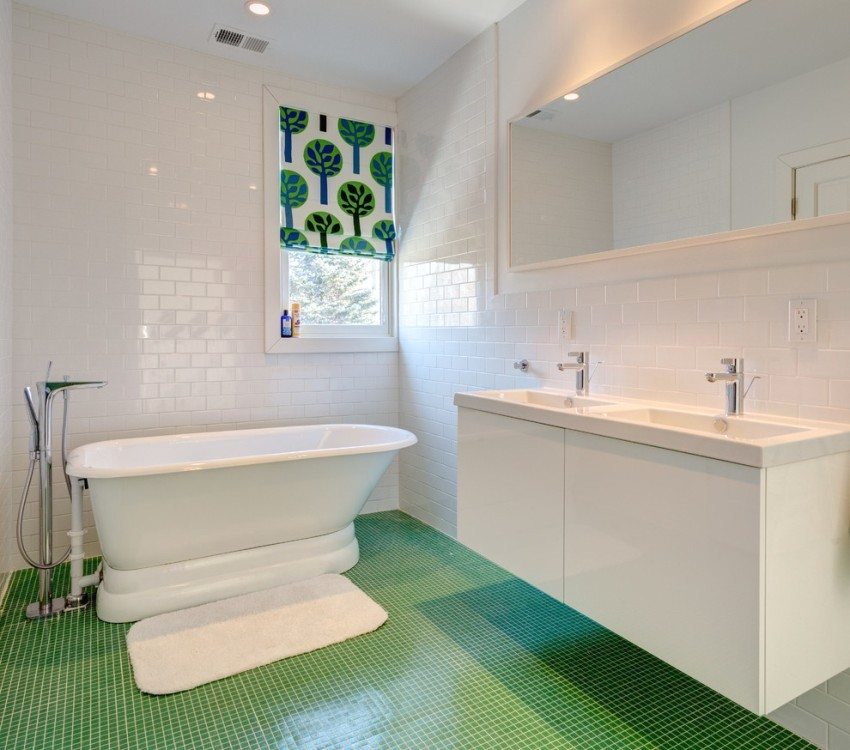 Виниловое покрытие с имитацией плитки-мозаики в ванной комнате