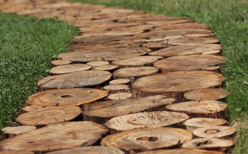 Дорожка из спилов древесины создаст деревенский колорит вашему участку