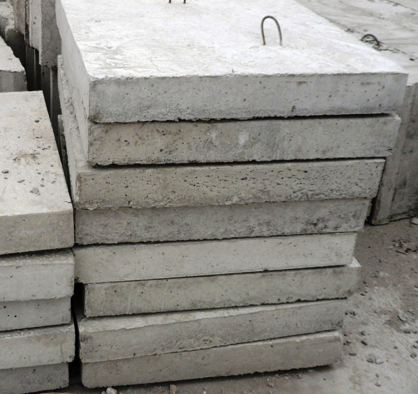  Внутри бетонной смеси находятся стальные арматурные прутья, что делают плиты более прочными