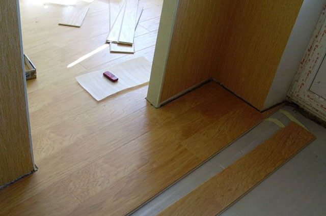 Укладка ламината на бетонный пол с подложкой: как положить и технология, как правильно класть стяжку самому
