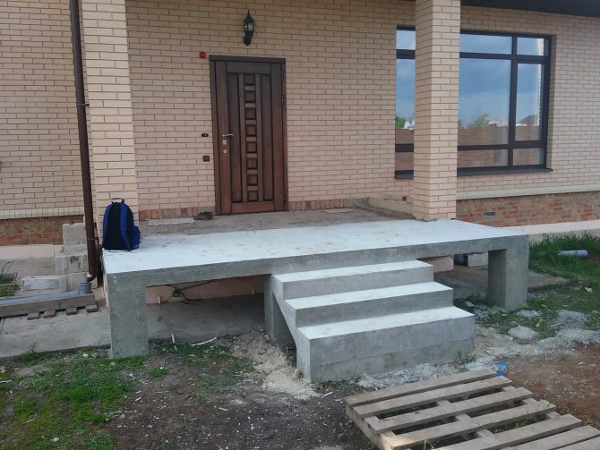 Элитное бетонное крыльцо украсит дом на дачном участке