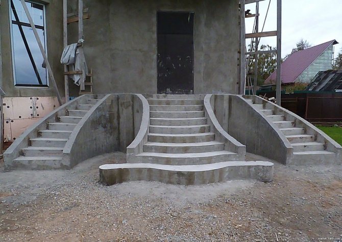 Элитное бетонное крыльцо украсит дом на дачном участке