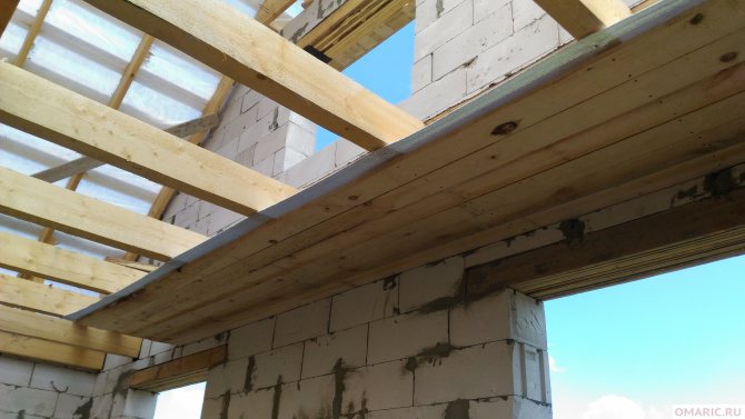 Чем подшить деревянный потолок в частном доме