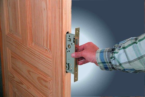 Как можно отреставрировать старую дверь своими руками