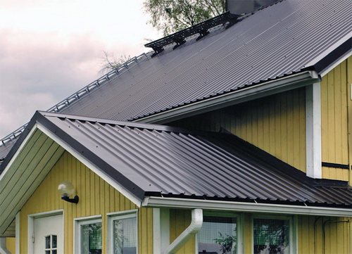 Чем лучше и дешевле покрыть крышу частного дома 3