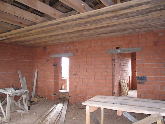 Чем подшить потолок по деревянным балкам: черновой потолок, фото, своими руками декоративные, видео с оформлением интерьера