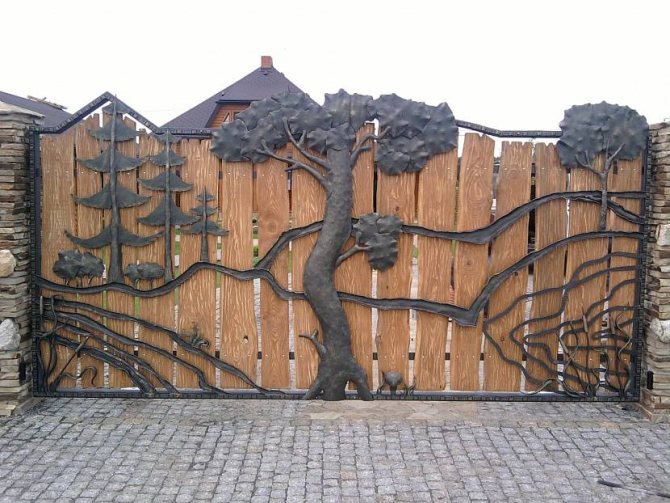 Декоративные ворота из дерева и металла
