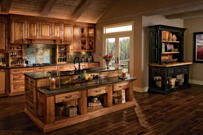 Деревянный кухонный остров в частном доме