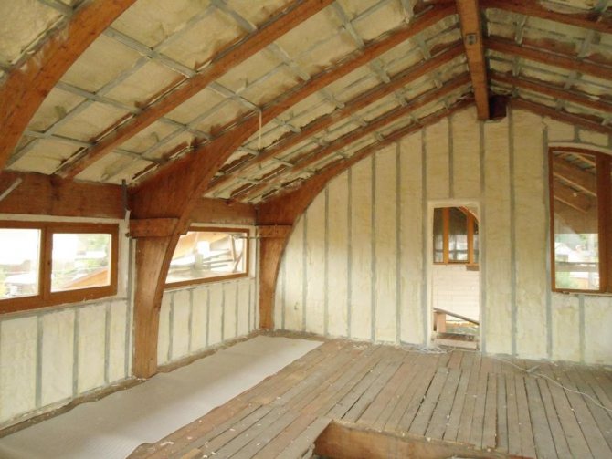 Для утепления и шумоизоляции потолка в деревянном доме специалисты рекомендуют использовать мембрану-пирог