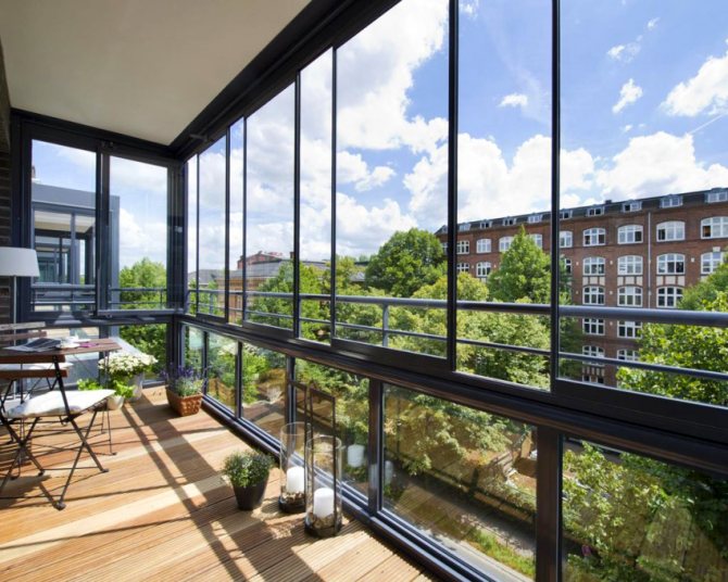 Если длина балкона превышает 5-6 м, его рекомендуется застеклять алюминиевыми окнами
