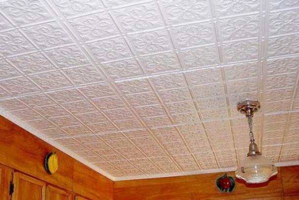 Как положить на потолок плитку и чем ее клеить?