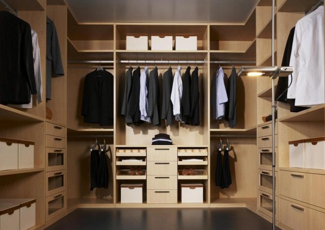 Гардеробная комната обязательно должна быть оснащена отделом для обуви, верхней одежды и белья