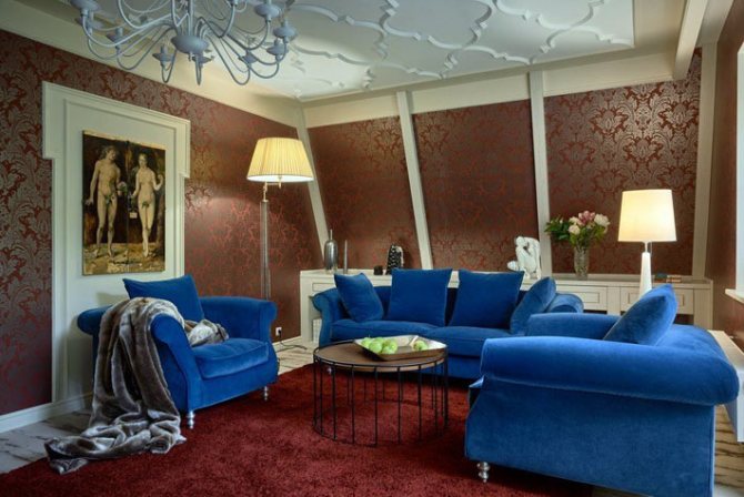 гостиная комната с бордовыми обоями в викторианском стиле