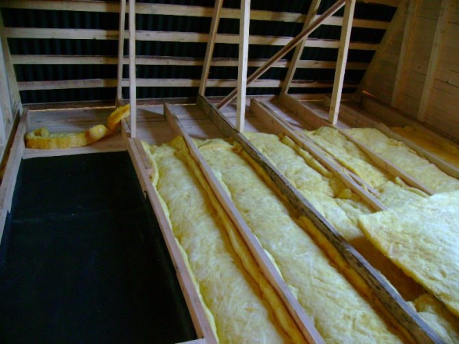 Качественное утепление потолка в доме с холодной крышей: 7 плюсов минеральной ваты