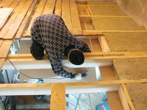 Как самостоятельно отремонтировать потолок