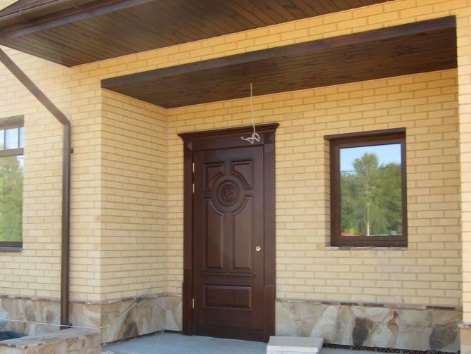 Как правило, входная металлическая дверь крепится при помощи анкерных болтов
