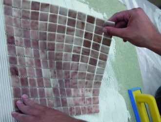 Как приклеить мозаичную плитку на стену?