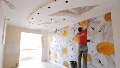 Как оклеить углы стен без пузырей и расхождения обоев