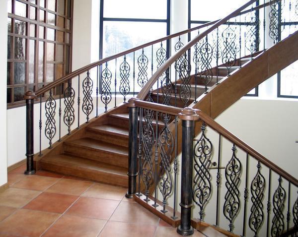 Красивая лестница с коваными перилами не только украсит интерьер, но и сделает его изысканным и элегантным