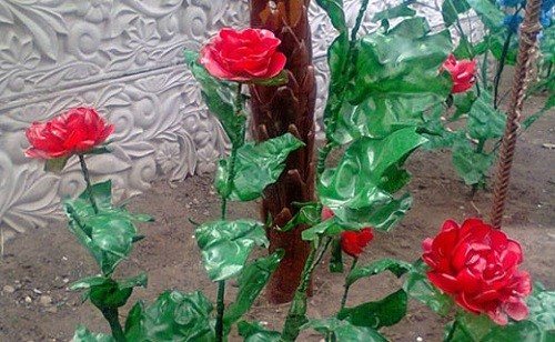 красные розы из пластиковых бутылок