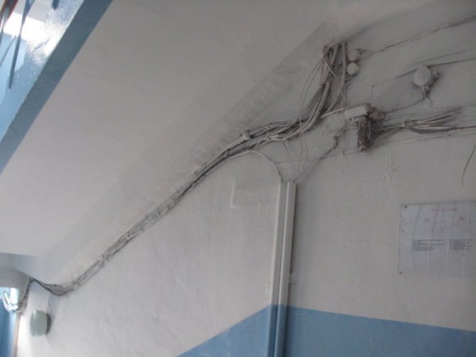 Полоска лоскутова крепление кабеля к стене