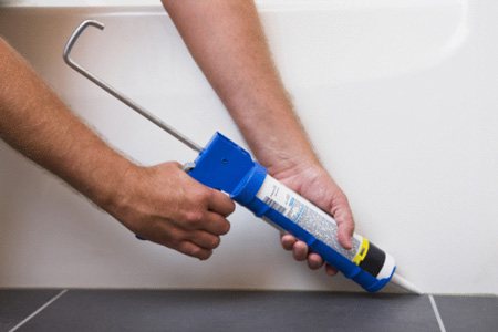 Любой пол в ванной требует герметизации стыка со стеной