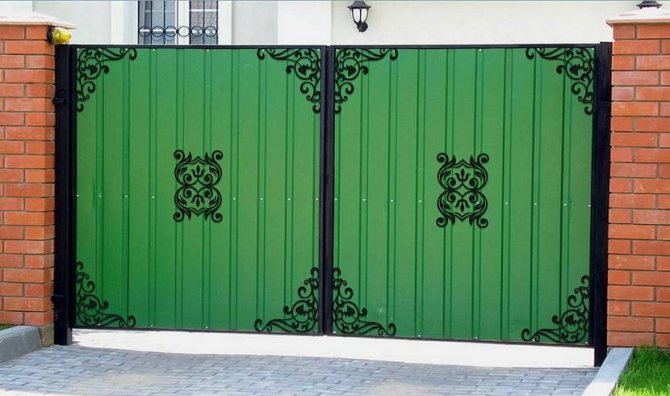 Металлические зеленые ворота с дизайном