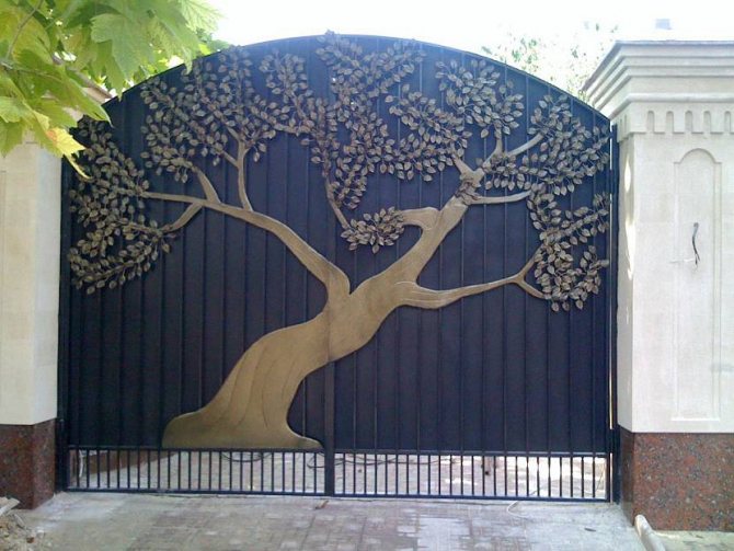 Необычные ворота для дома