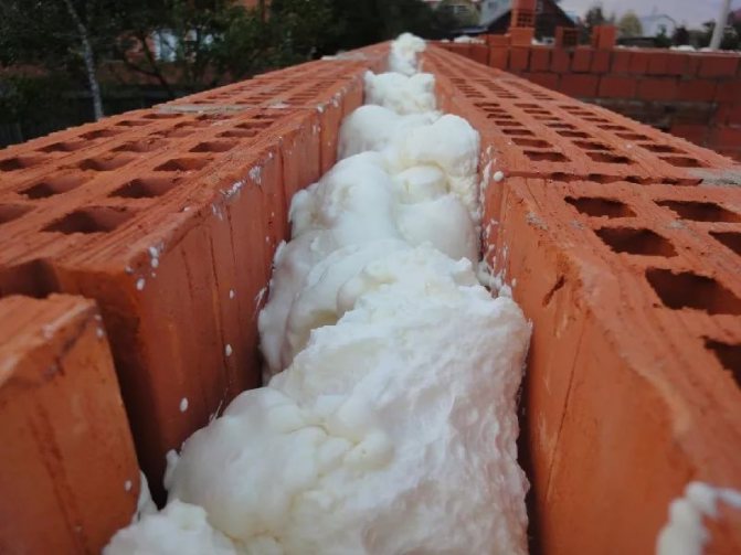Пенополиуретаном можно заливать двухслойные стены из кирпича или других материалов