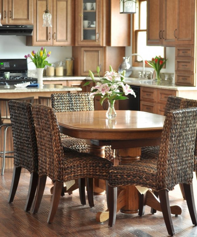 Плетенная мебель в интерьере коричневой кухни