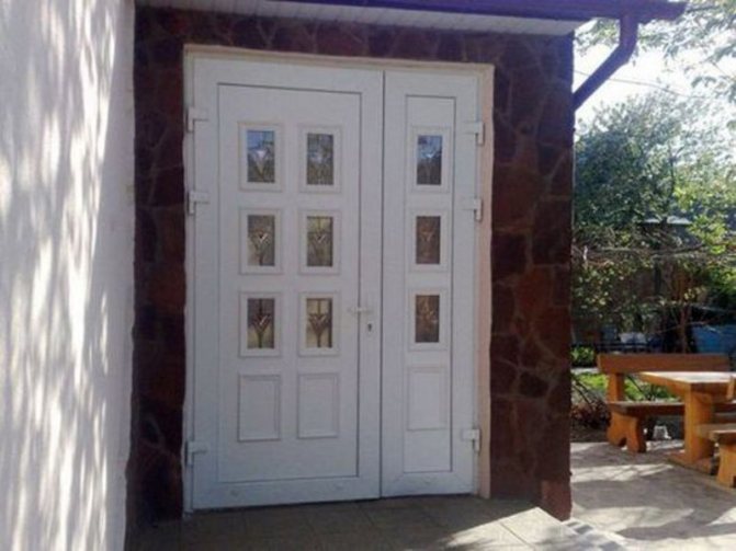 Прозрачные входные двери в частный дом