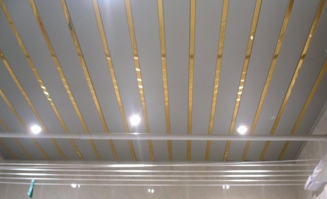 Потолок реечной конструкции представляет собой модульную потолочную конструкцию