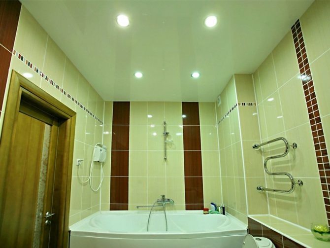 Потолок в ванне с подсветкой мощностью 10 к.ВТ, площадь комнаты 6 кв.м