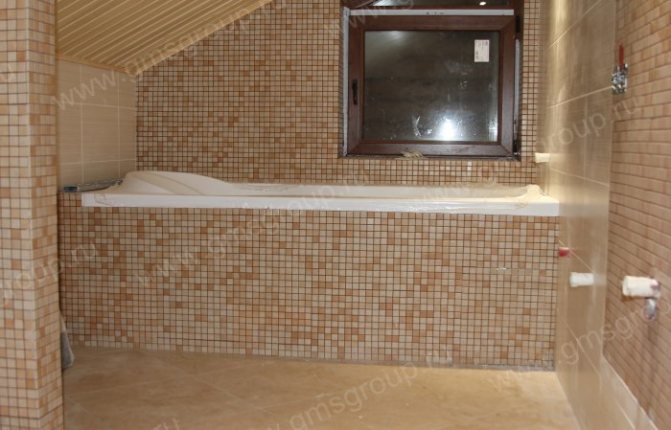 `Пример отделки ванной в доме построенным из сруба `
