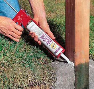 Промажьте швы между столбом и бетоном герметиком.