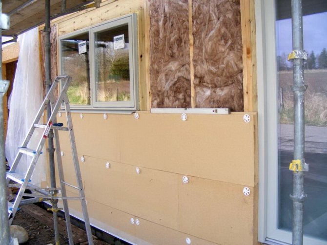Работы по утеплению деревянного дома лучше производить снаружи, чем внутри