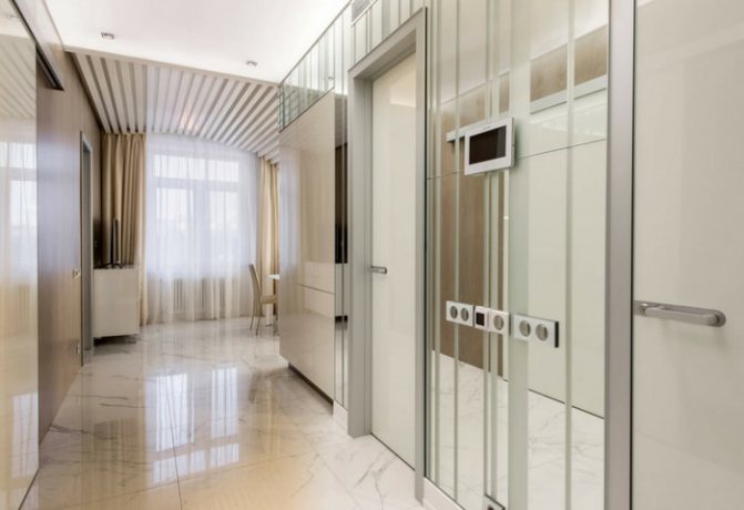 Ремонт коридора в стиле Хай-тек, стена оформлена зеркалами для визуального расширения пространства