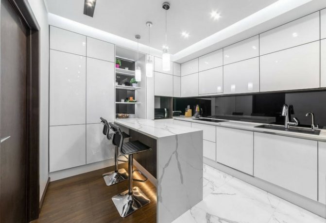 Ремонт кухни в стиле Хай-тек в белом цвете с контрастными деревянными элементами