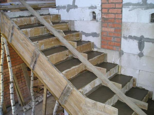 Самостоятельно можно изготовить даже бетонную лестницу, если предварительно ознакомиться с инструкцией и советами профессионалов