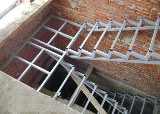 Следует учитывать большой вес конструкции основания лестницы из металлических труб