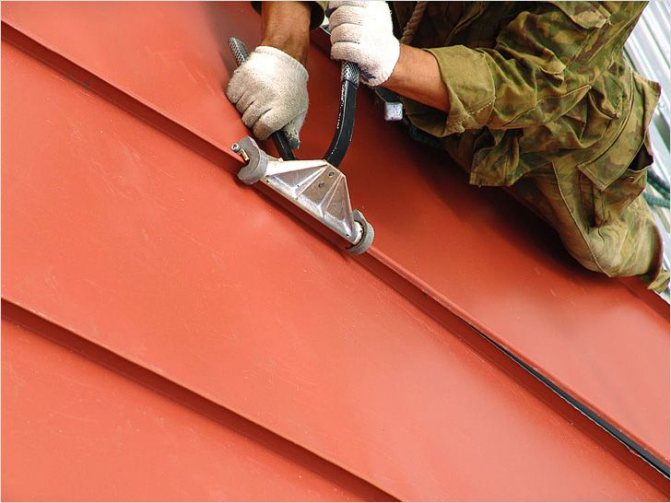 Покраска металлической крыши дома