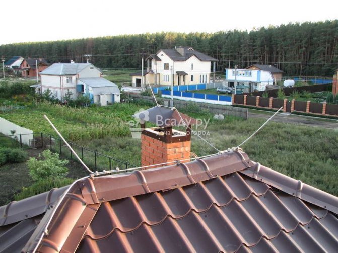 Тросовый молниеприемник на крыше частного дома