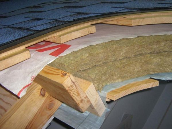Утепление крыши минватой предполагает применение гидро- и пароизоляции