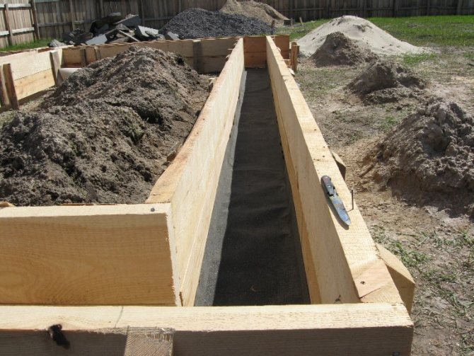 Верхний край щитов опалубки должен быть выше проектной отметки верха фундамента на 30 мм, т.к. бетон впоследствии даст усадку на 20-30 мм
