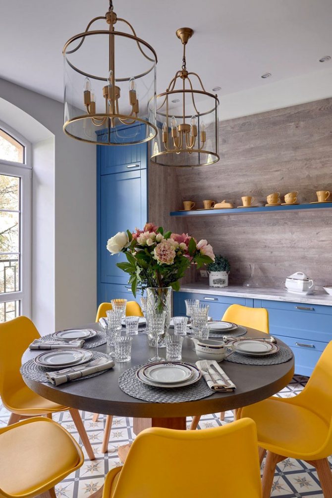 ярко-желтые пластиковые стулья в кухне с синей мебелью