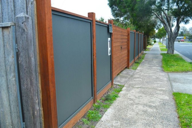 Забор из профлиста с небольшой высотой волны и деревянным каркасом