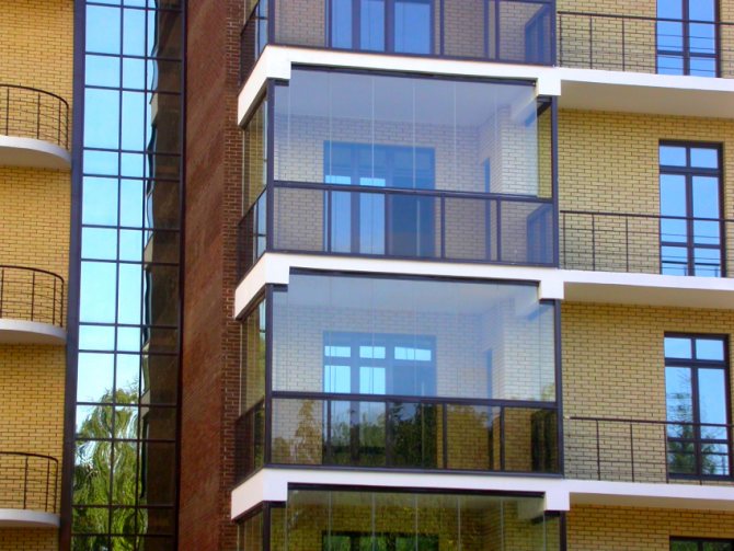 Застекленный балкон может иметь рамную или безрамную конструкцию
